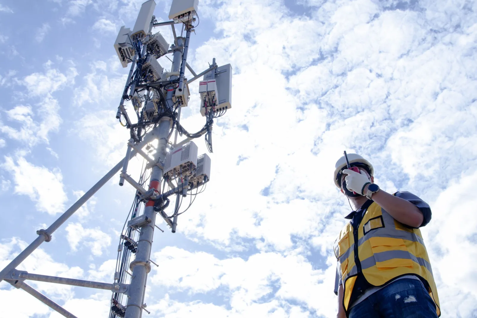 Técnico de telecomunicaciones dando mantenimiento a infraestructura de red